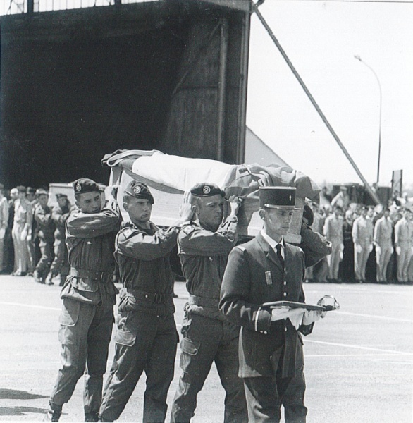 5_F 71 334 R9.jpg - Mise en place pour les honneurs militaires...